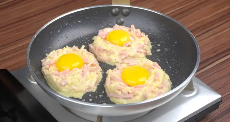 Desayuno en sartén con huevo y fiambres