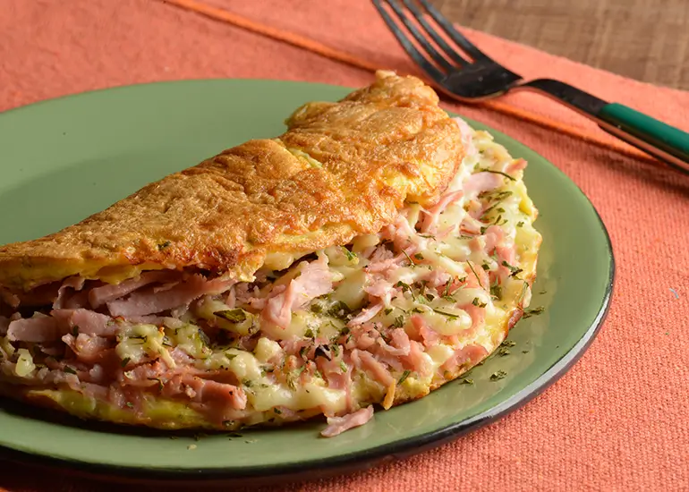 Omelette de jamón y queso dorado