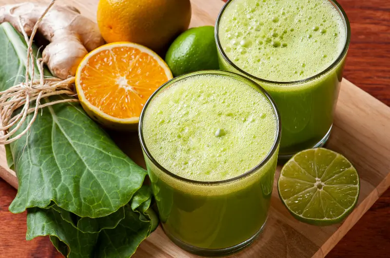 Vasos con jugo verde detox y frutas